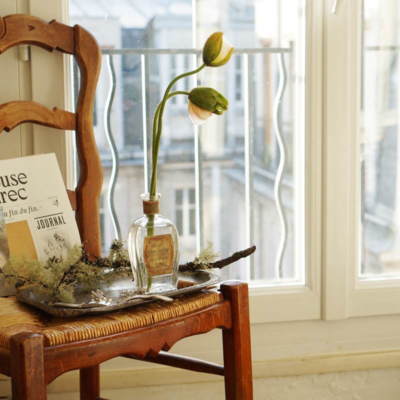 パリのアパルトマンの窓辺